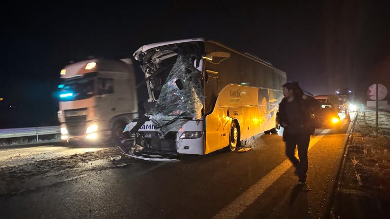 Anadolu Otoyolu'nda otobüs ile çekici çarpıştı: 1 ölü, 15 yaralı