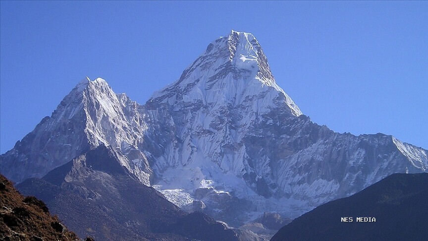 Everest Dağı'nda bahar tırmanış sezonu hazırlıklarının tamamlanmasıyla rota resmi olarak açıldı