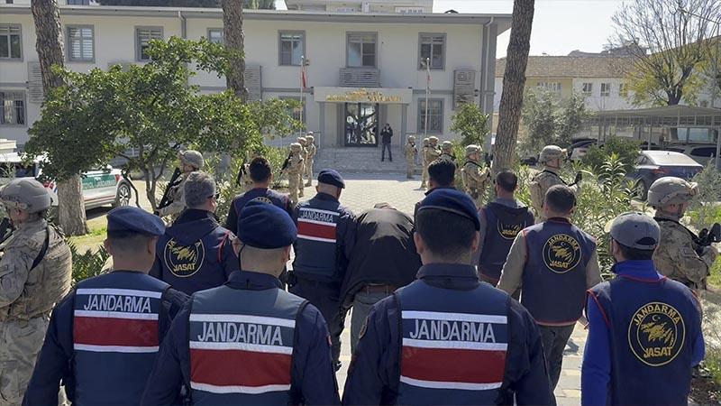 Annesini odunla başına vurup öldüren şüphelinin arkadaşı da tutuklandı