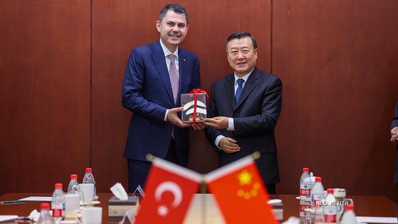 Bakan Kurum, Çin'deÇevre, Şehircilik ve İklim Değişikliği Bakanı Murat Kurum, Çin'in başkenti Pekin'de Konut ve Kentsel-Kırsal Kalkınma Bakanı Ni Hong ile bir araya geldi.