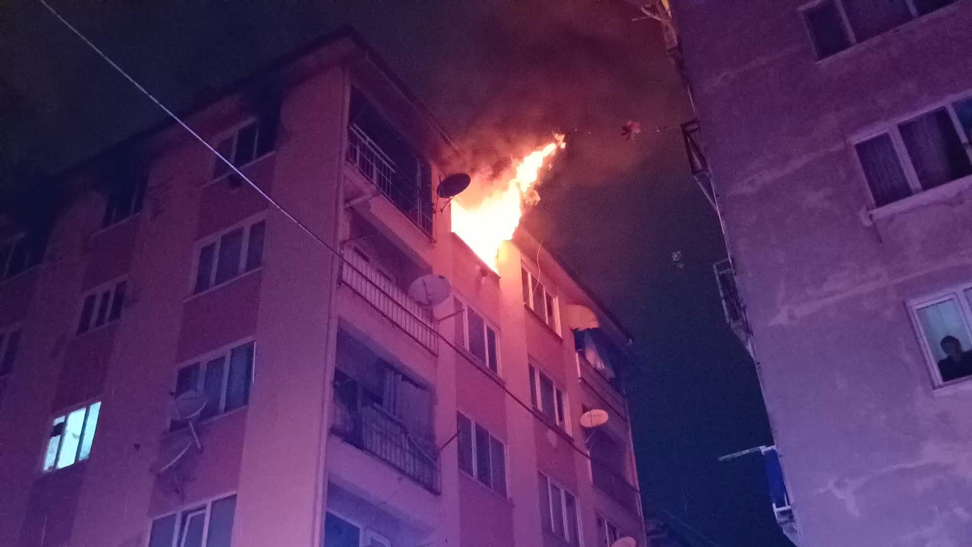 Bursa’da apartman dairesinde çıkan yangın söndürüldü