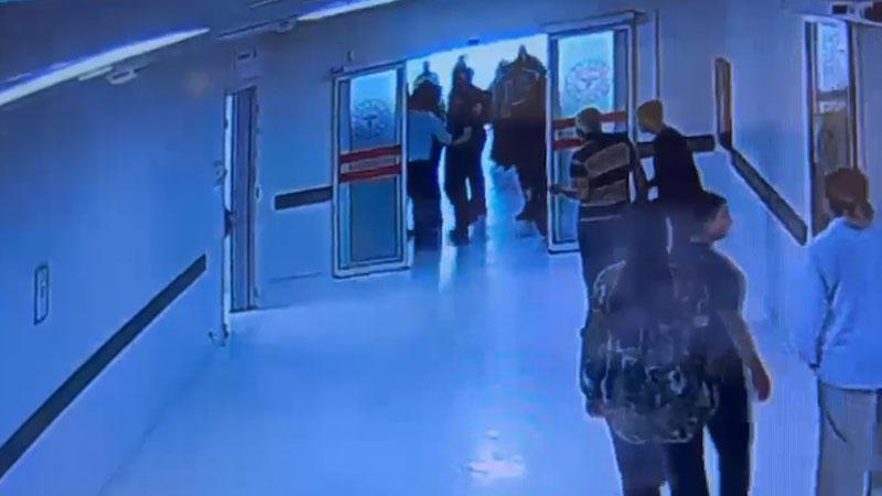 Radyasyon odasına zorla giren hasta yakını, doktora saldırdıHatay'ın Dörtyol Devlet Hastanesi'nde yakınına anjiyo yapılan radyasyon odasına zorla giren F.K., kardiyoloji doktoru E.İ.E.'ye sözlü ve fiziksel saldırıda bulundu. F.K. gözaltına alındı.