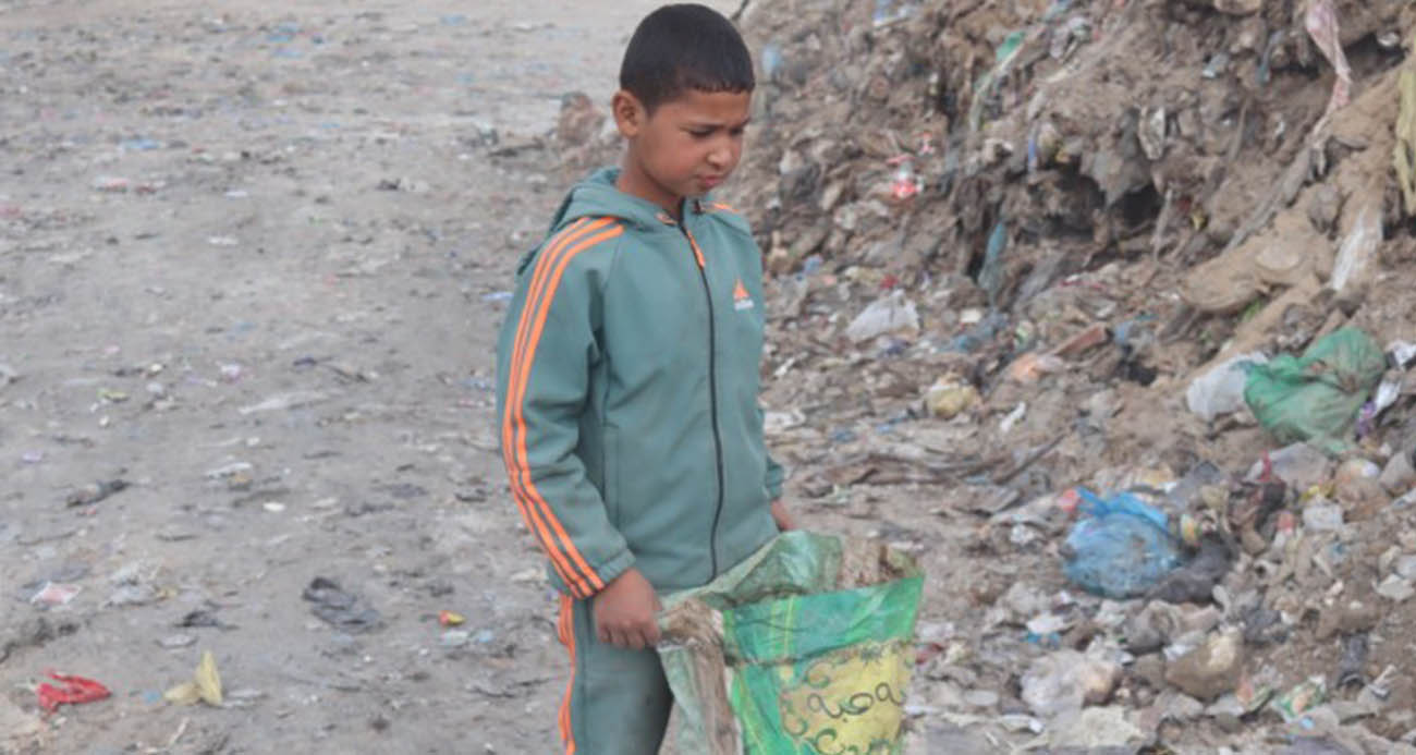 Plastik, hurda ve eski eşyalar topluyorlar