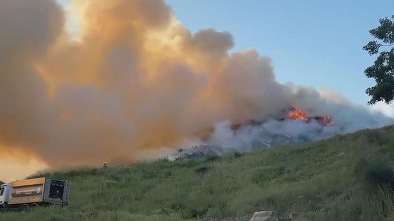 Ümraniye'de boş arazide yangınÜmraniye'de atık ve ağaç parçalarının bulunduğu boş arazide henüz bilinmeyen nedenle yangın çıktı. İhbar üzerine bölgeye itfaiye, sağlık ve Orman Bölge Müdürlüğü ekipleri sevk edildi. Ekiplerin yangına müdahalesi sürüyor.