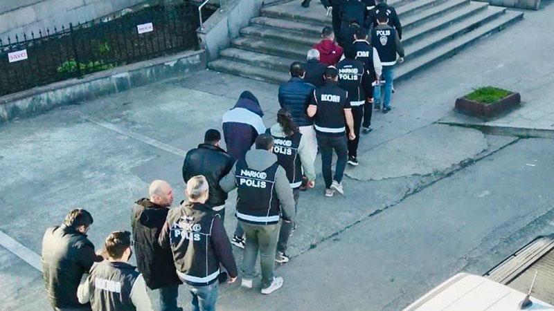 Artvin merkezli 14 ilde kaçakçılık operasyonu: 11 tutuklamaArtvin merkezli 14 ilde düzenlenen kaçakçılık operasyonlarında, aralarında kamu görevlilerinin de bulunduğu 33 şüpheli hakkında işlem yapıldı. Adliyeye sevk edilen 18 şüpheliden 11’i tutuklandı.