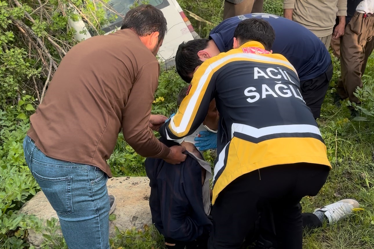 Şemdinli’de minibüs yoldan çıktı: 3 yaralı