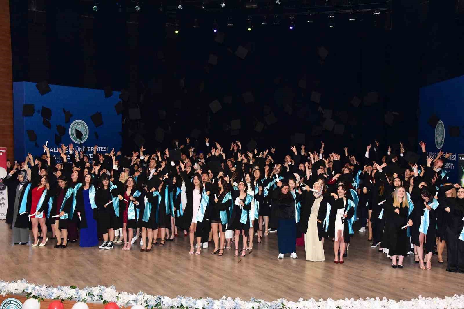 Turizm Fakültesinde mezuniyet coşkusu