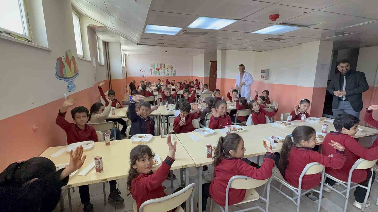 Tatvan Mesleki Eğitim Merkezi, köy okulu öğrencilerinin yüzünü güldürdü
