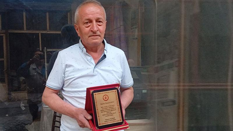 Hazine ve Maliye Bakanlığından 52 yıllık yorgancıya 'Teşekkür' plaketiAnkara’nın Beypazarı ilçesinde 52 yıldır yorgancılık yapan Tuncel Avcı, Hazine ve Maliye Bakanlığı tarafından plaketle ödüllendirildi.