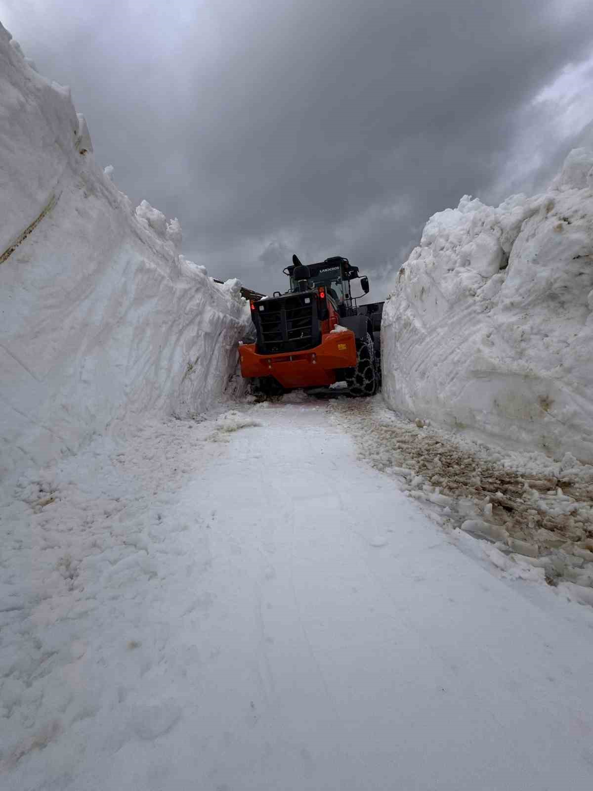 Rize’de karla kaplı yayla yolları tek tek ulaşıma açılıyor