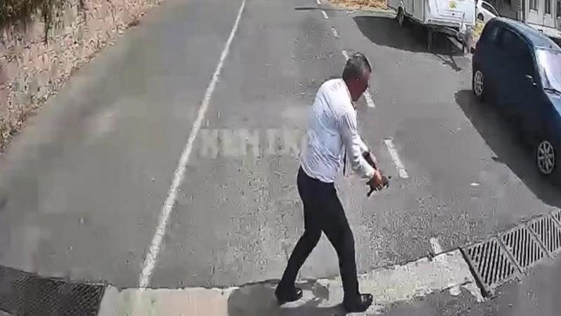 Otobüsü durdurup kaplumbağayı ezilmekten kurtardıKocaeli'de, belediye otobüsü şoförü Ayhan Özdemir, yol ortasında ilerleyen kaplumbağayı fark edince aracı durdurup hayvanı güvenli alana taşıyarak ezilmekten kurtardı. O anlar araç içi kamerasına yansıdı.