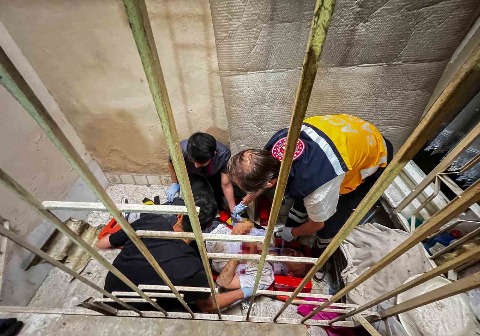 Apartman boşluğuna düşen vatandaşı itfaiye kurtardı