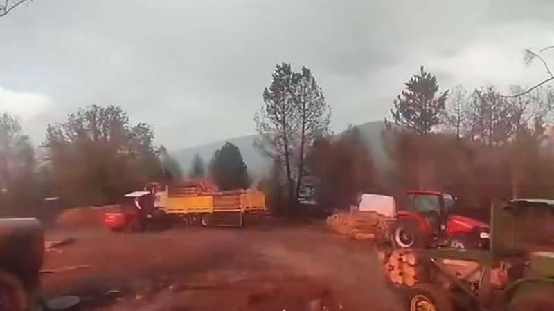 Orman işçilerinin yakınına yıldırım düştü; o anlar kameradaKarabük'ün Ovacık ilçesinde, ormanda çalışan işçiler, yıldırım düşme anını görüntüledi.