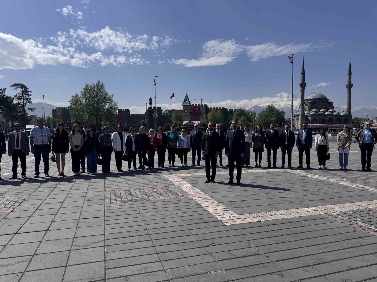 Başkan Akın: "Plansız açılan fakülteler nedeniyle eczacılık alanında istihdam krizi yaşanmaktadır"