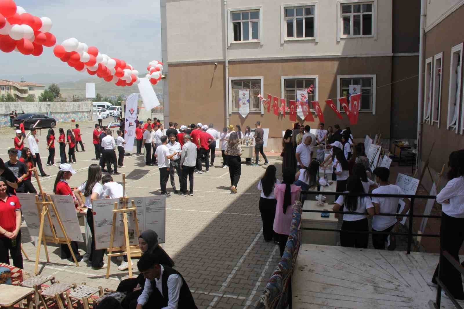 Cizre’de öğrenciler projelerini görücüye çıkardı