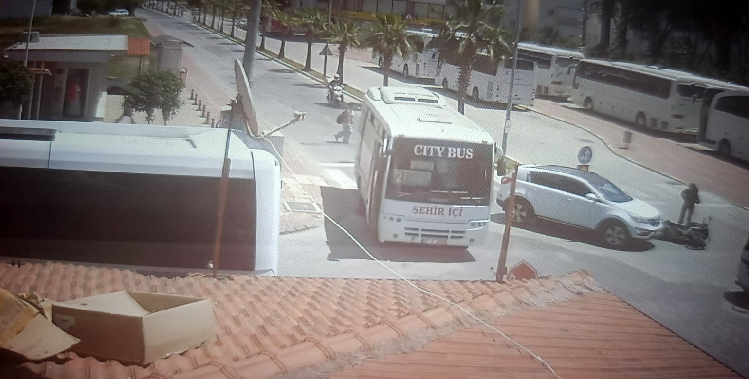 Antalya’da göz göre göre kaza kameraya yansıdı