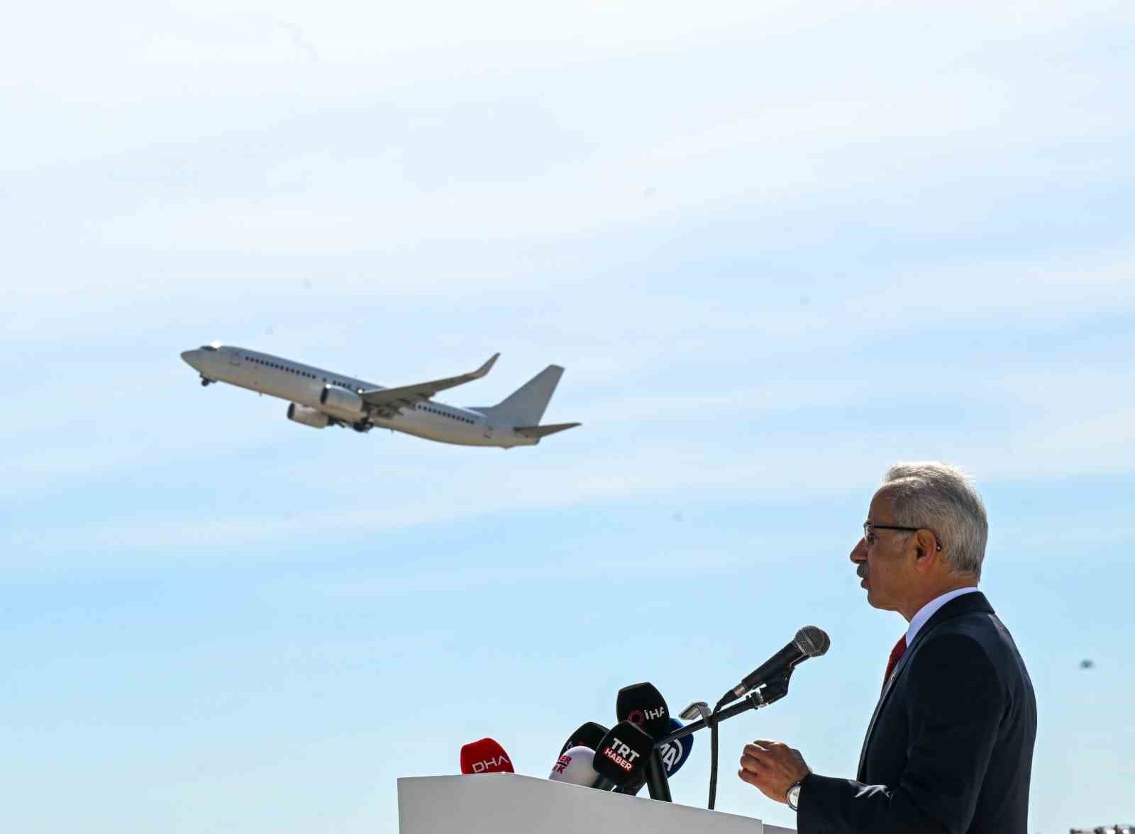 Bakan Uraloğlu: "Rize-Artvin Havalimanımız, açıldığı günden bu yana 4,2 milyon yolcuya hizmet verdi"