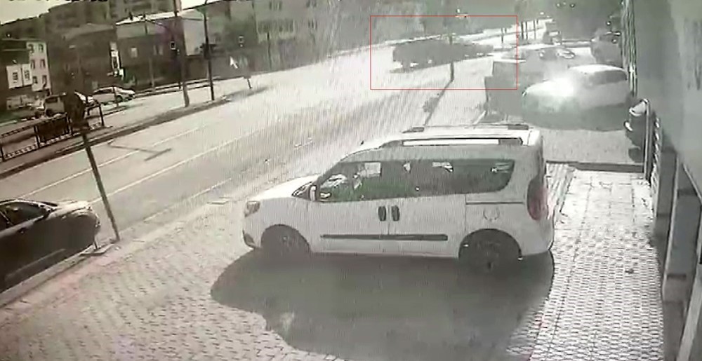 Kavşakta kırmızı ışık kazası kamerada