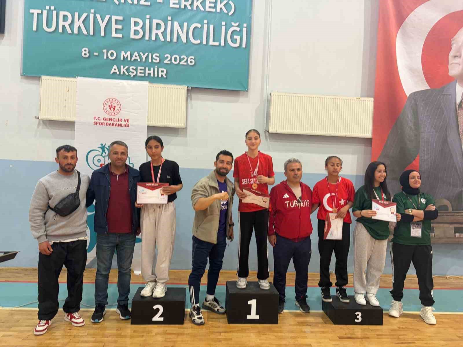 Alaşehir’in güçlü bilekleri Konya’da kürsüye çıktı
