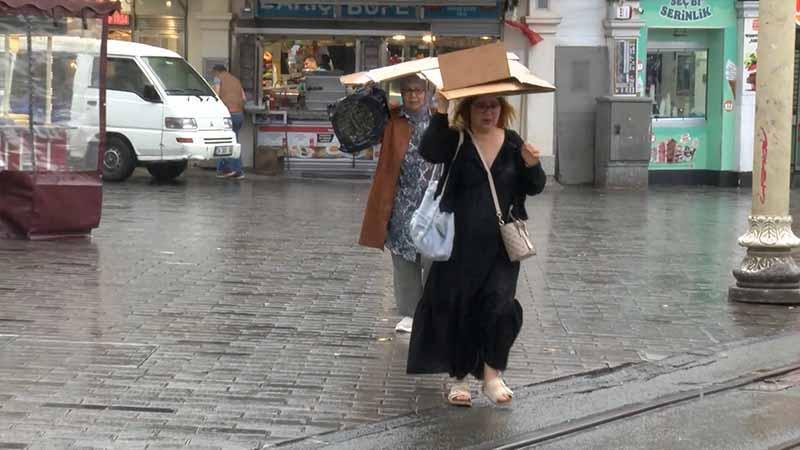 Taksim’de yağmura yakalananlar çanta ve kartonla korunmaya çalıştıİstanbul’da sabah saatlerinde aniden bastıran yağmura bir çok kişi hazırlıksız yakalandı.