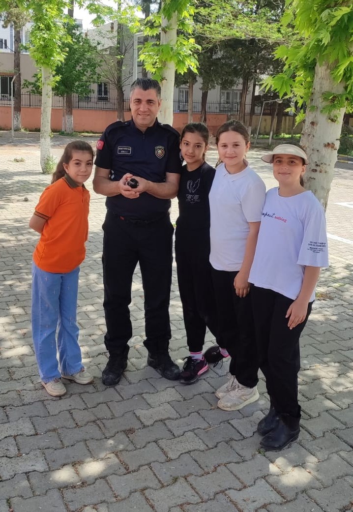 Saksağan yavrusu itfaiye ekiplerince yuvasına kavuşturuldu