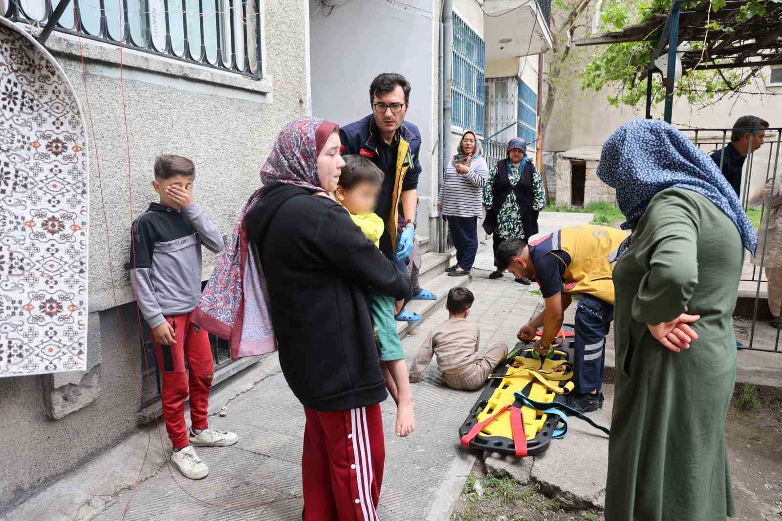Aşağı düşen kardeşine bakarken kendisi de düştü