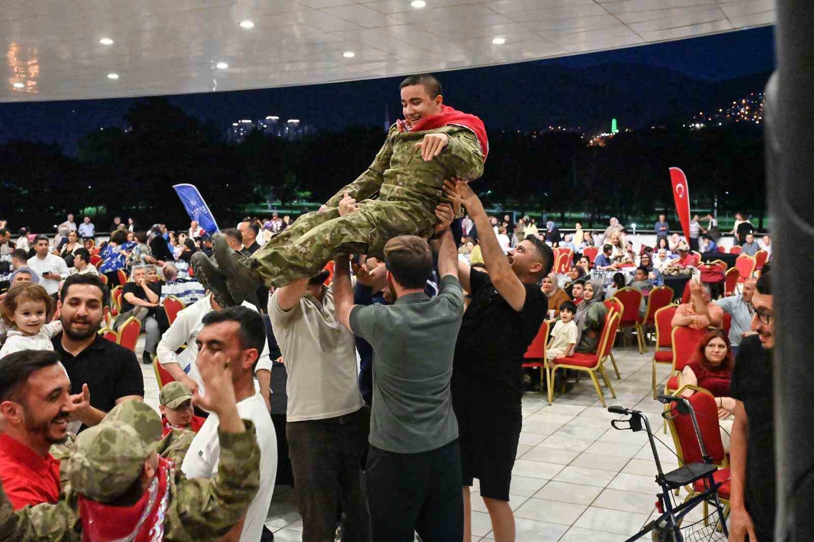 Bursa’da en özel askerlere renkli kına eğlencesi