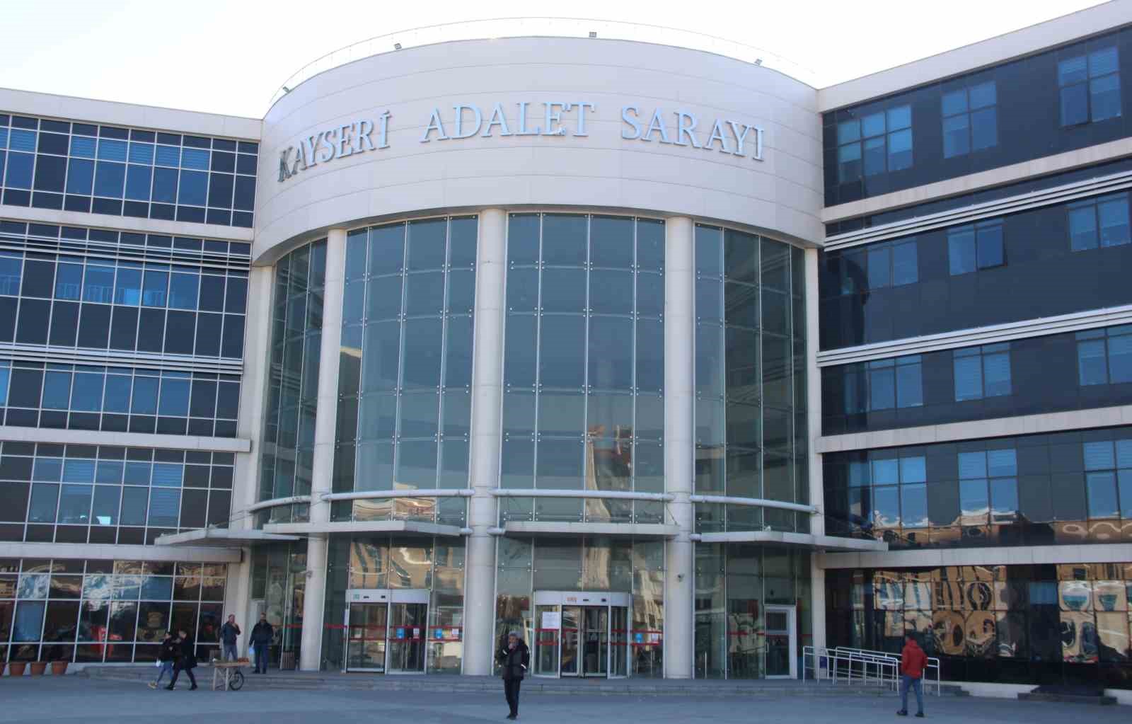 Takip ettiği genci bıçaklayan sanık beraatini istedi