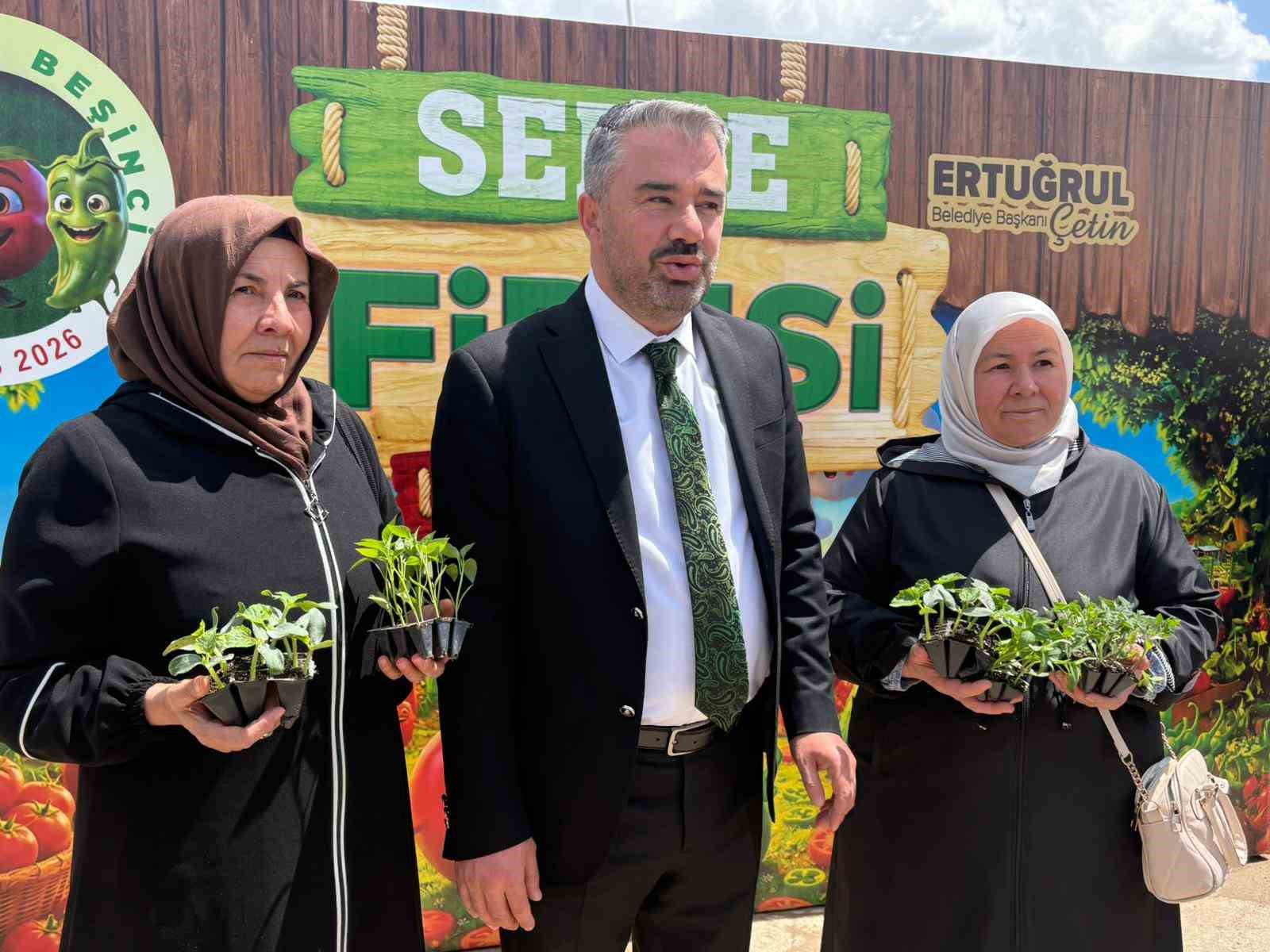 Pursaklar’da 3 bin 500 vatandaşa ata tohumu fideler dağıtıldı