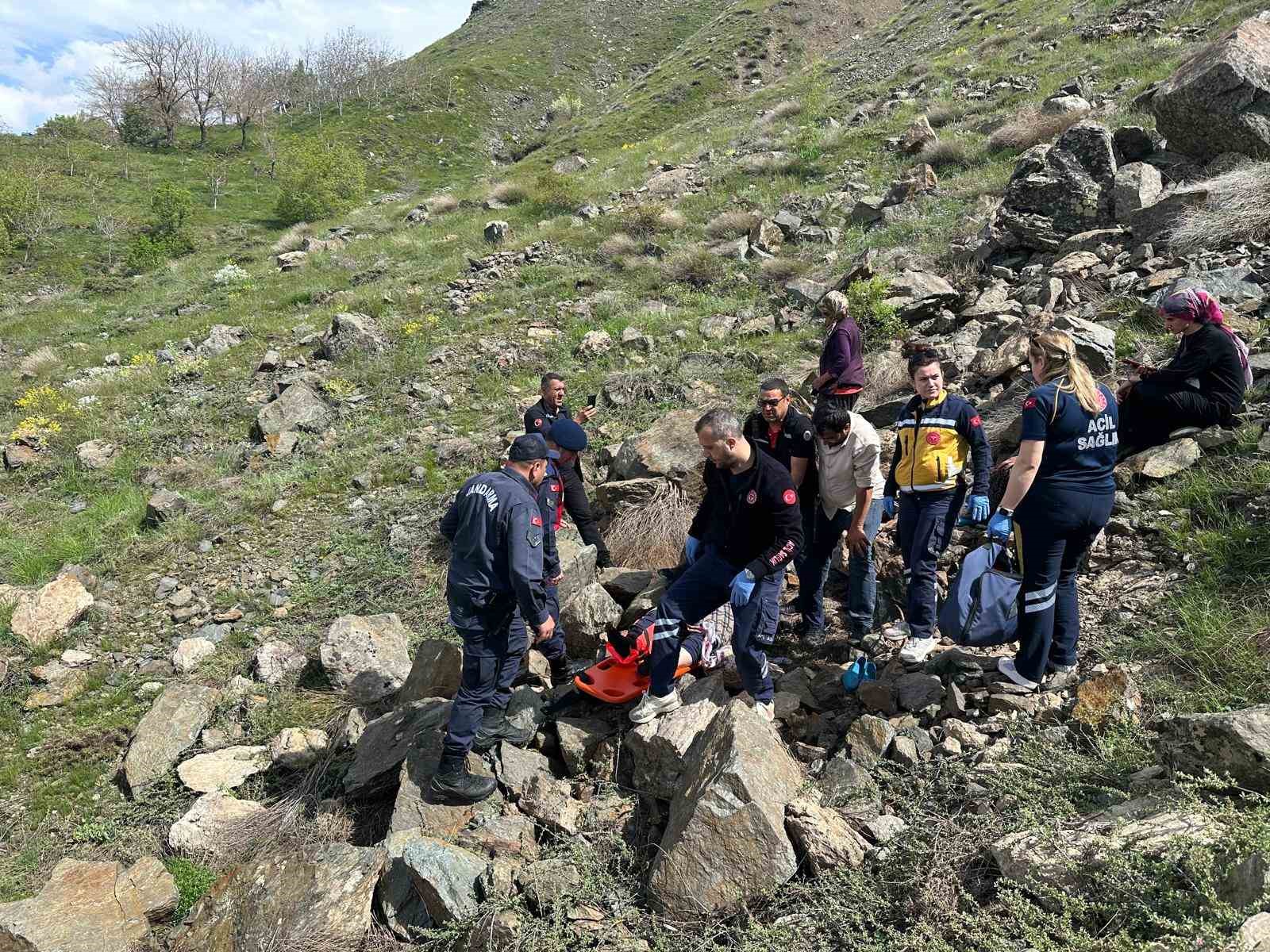 Kayalıklardan düşen yaşlı kadın kurtarıldı