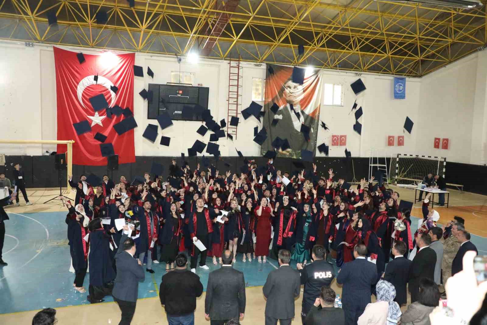 Narman Meslek Yüksekokulu’nda mezuniyet coşkusu