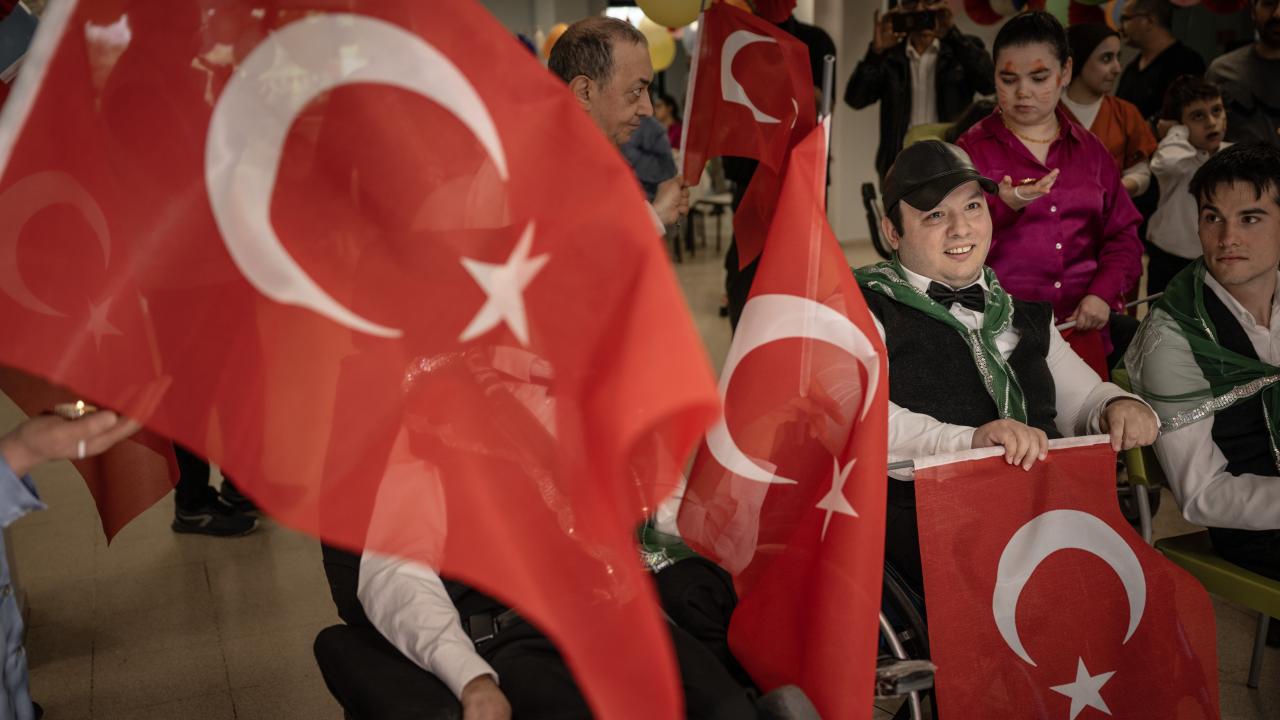 Devlet korumasındaki 3 engellinin askerlik hayali gerçek oldu