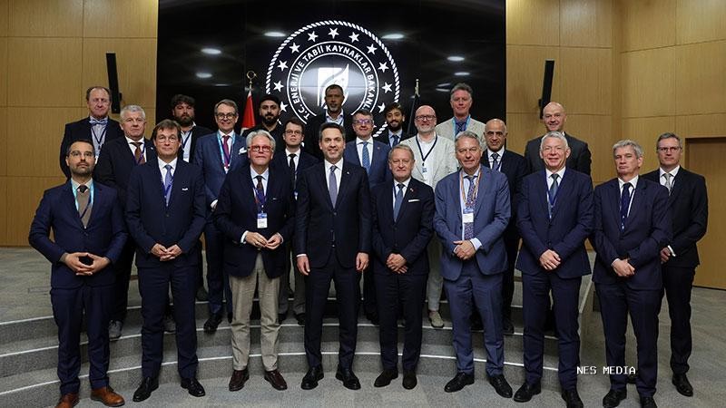 Bakan Bayraktar, Belçika Başbakan Yardımcısı Prevot ile görüştüEnerji ve Tabii Kaynaklar Bakanı Alparslan Bayraktar, Belçika Başbakan Yardımcısı ve Dışişleri Bakanı Maxime Prevot ve beraberindeki heyet ile bir araya geldi.