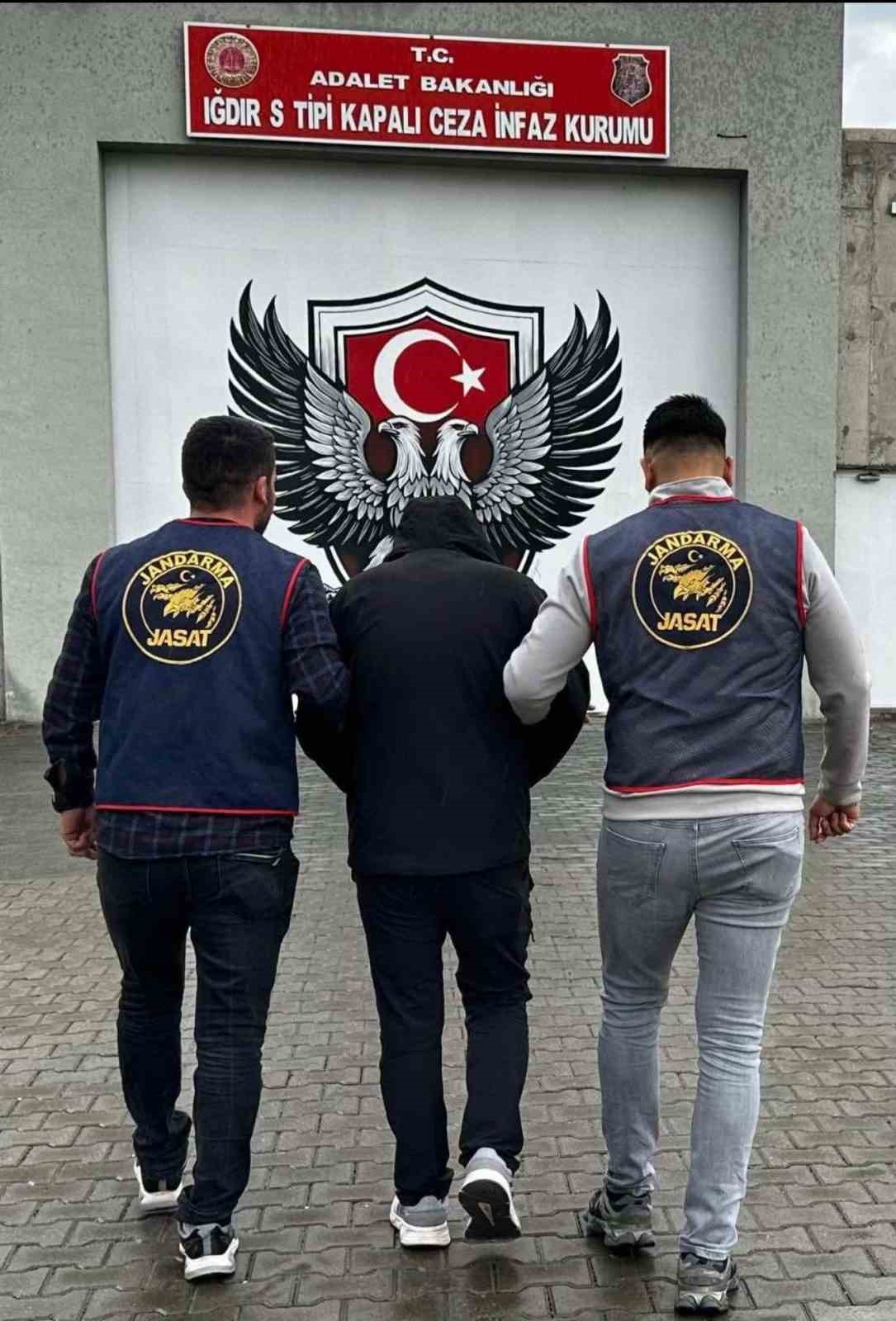 Iğdır’da 15 yıl hapis cezası bulunan kaçakçılık zanlısı yakalandı