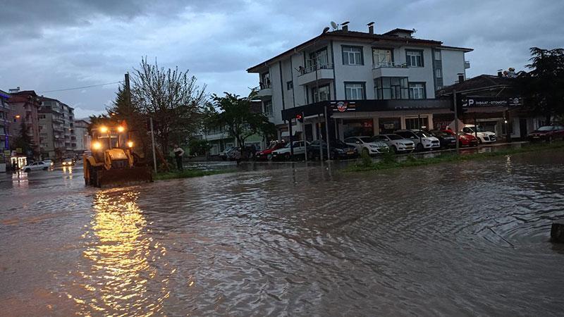 Tokat'ta sağanak ve dolu yağışı: Ev ve iş yerlerini su bastı
