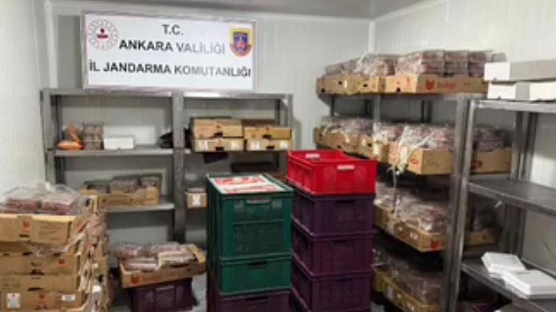 Ankara'da sağlıksız koşullarda 40 ton et ele geçirildi; 2 gözaltıAnkara'da düzenlenen operasyonda, hijyenik olmayan şartlarda üretilmiş 40 ton et ürünü ele geçirildi. Ürünleri piyasaya sürme hazırlığı yapan 2 şüpheli gözaltına alındı.