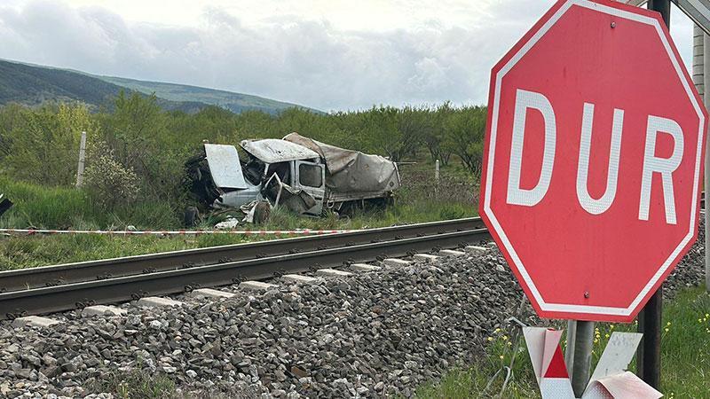 Tren, hemzemin geçitte kamyonete çarptı; 1 ölü, 3 yaralıKütahya’da yolcu treni hemzemin geçitten geçmek isteyen kamyonete çarptı. Kazada 1kişi hayatını kaybederken, 3 kişi de yaralandı.