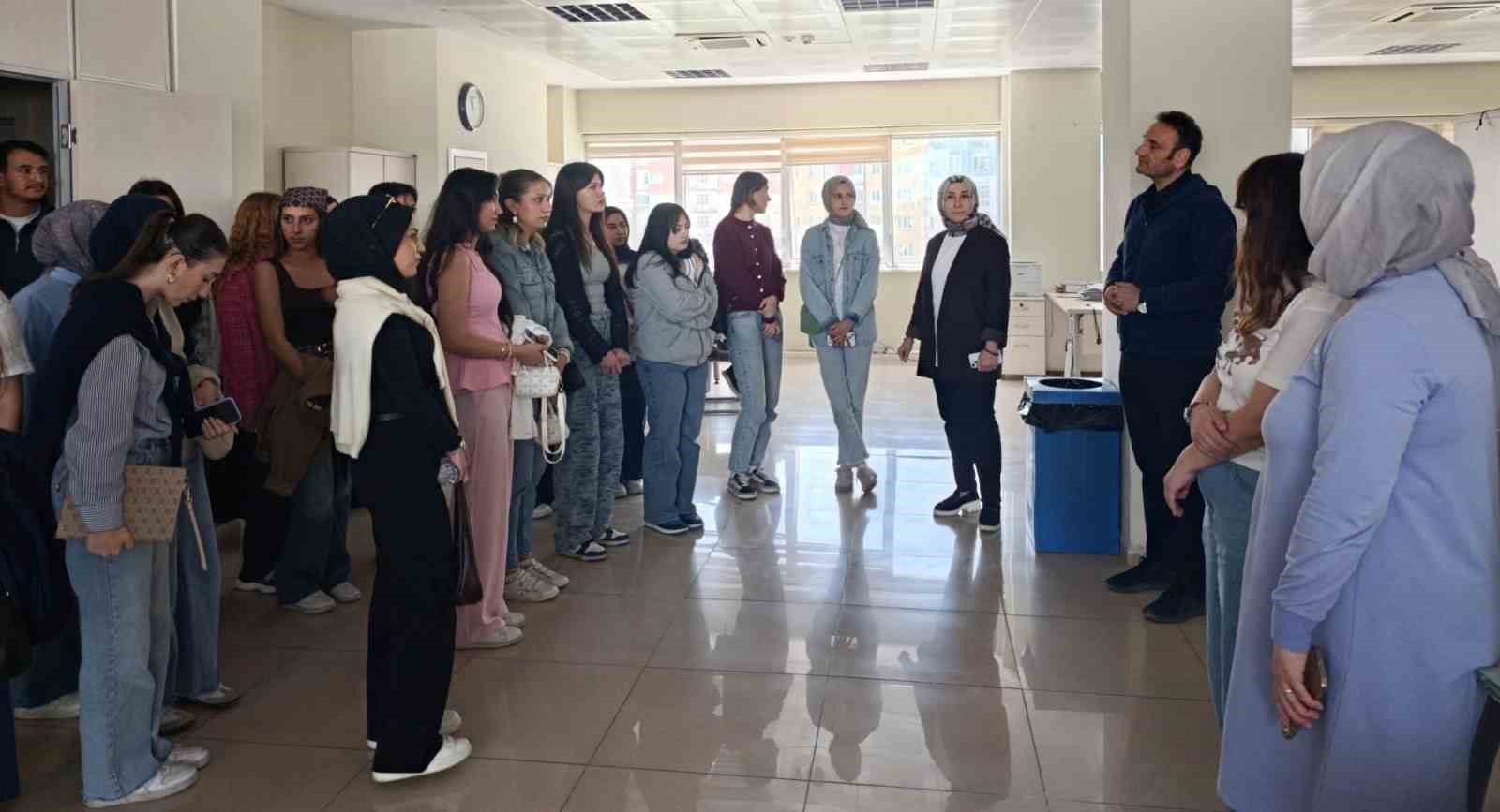 DPÜ Domaniç MYO öğrencilerinden SGK’ya Sosyal Güvenlik Haftası ziyareti