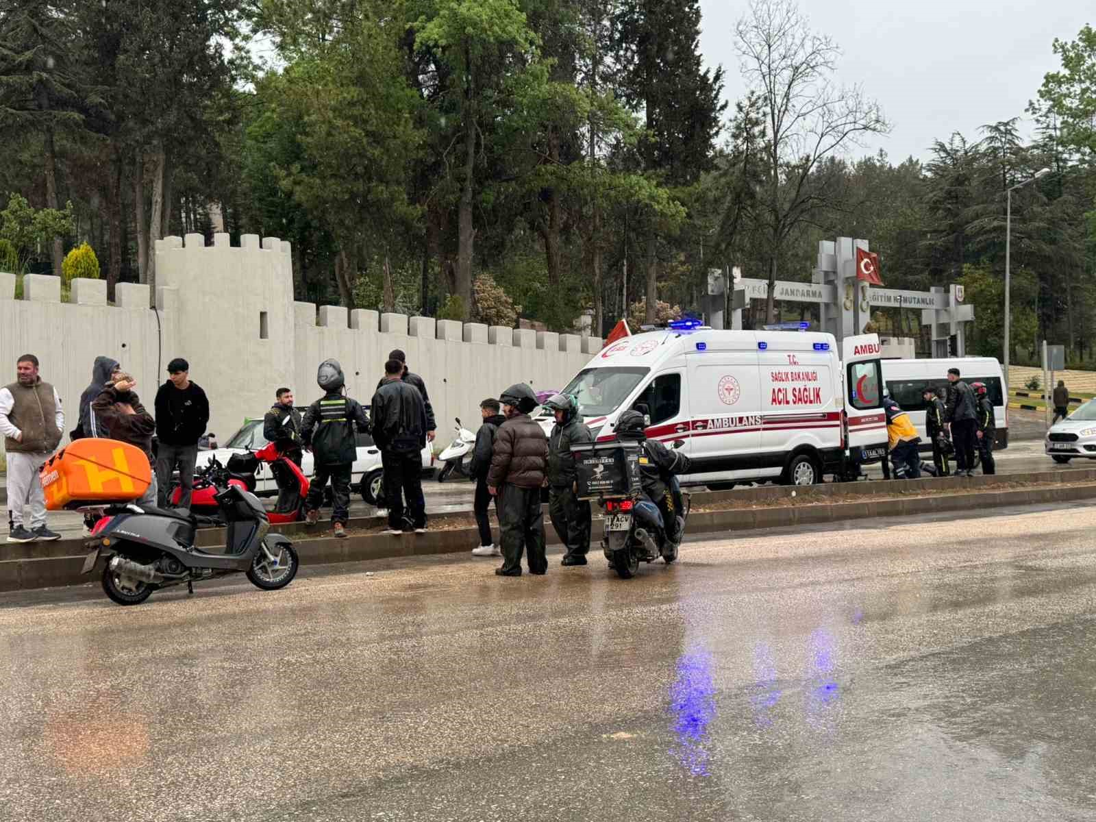 Bilecik’te ticari araç ile motosiklet çarpıştı; 1 yaralı