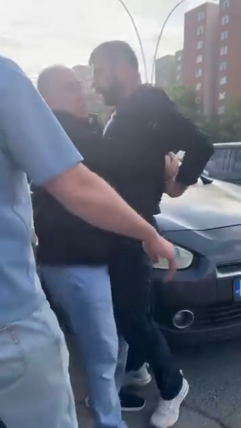 Önünü kestikleri servis sürücüsüne tehditler yağdırıp, darbetmeye çalıştılar