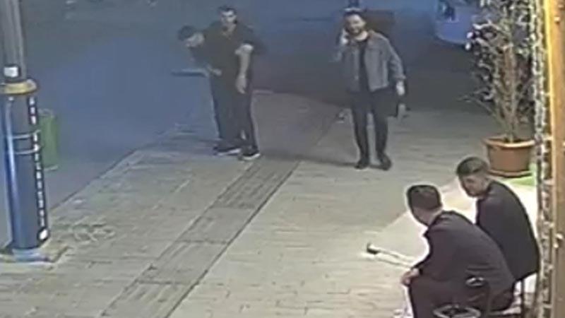 Yürürken limon boğazına kaçtı, Heimlich manevrasıyla kurtarıldıMuş’ta, yürürken boğazına limon kaçan kişiyi, arkadaşları ve vatandaşlar, Heimlich manevrasıyla kurtardı. Yaşananlar bir iş yerinin güvenlik kamerasına yansıdı.
