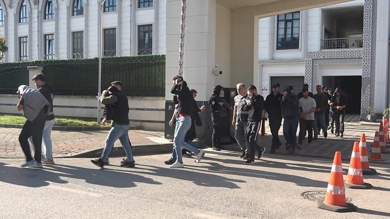 'Sahte araç kiralama' dolandırıcılığında 78 şüpheli adliyedeKocaeli merkezli 30 ilde sahte araç kiralama siteleri üzerinden vatandaşları dolandırdığı ve hesaplarında 102 milyon 537 bin 630 TL işlem hacmi tespit edilen 78 şüpheli, adliyeye sevk edildi.