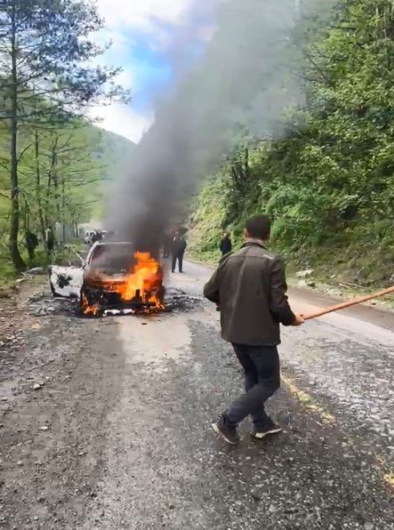 Artvin’de seyir halindeki otomobil alev alev yandı