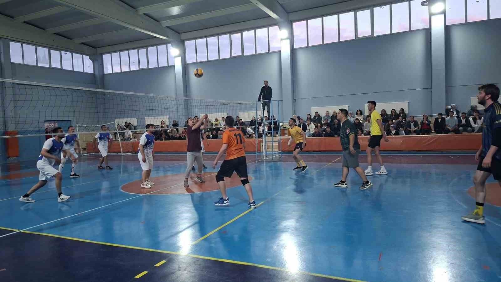Hisarcık’ta kurumlararası voleybol turnuvasında Devlet Hastanesi şampiyon oldu