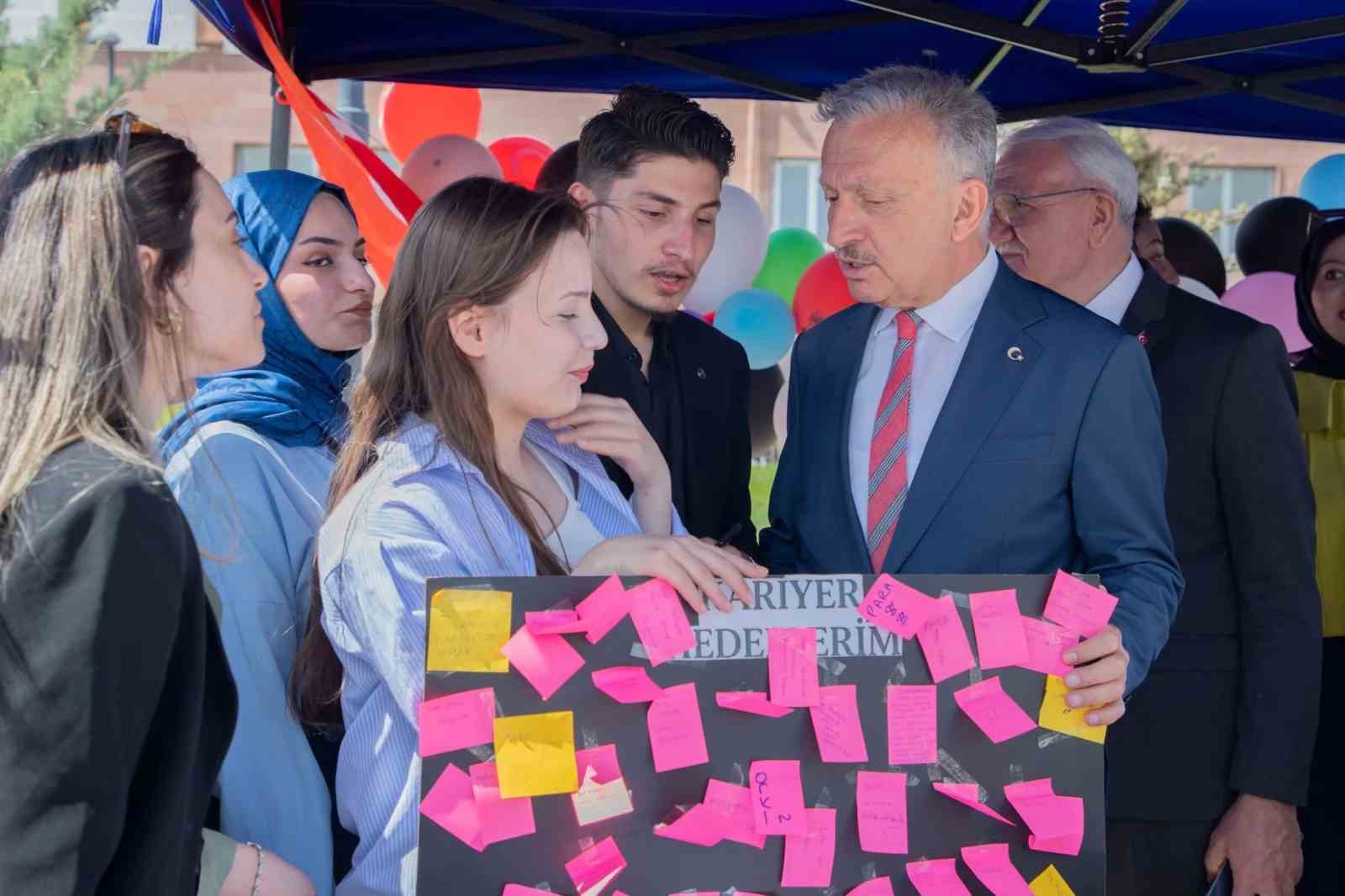 EBYÜ’de öğrenci kulüpleri bahar şenliklerinde stant açtı