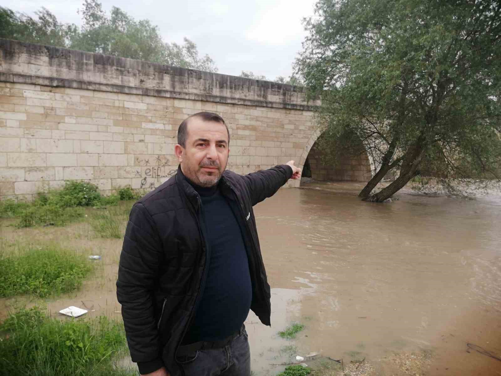 Kelkit Çayı’nın debisi yükseldi, 8 asırlık köprünün ayakları sular altında kaldı