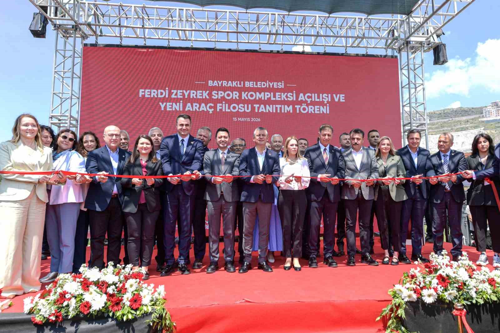 Özgür Özel, İzmir’de Ferdi Zeyrek Spor Kompleksi’nin açılışına katıldı