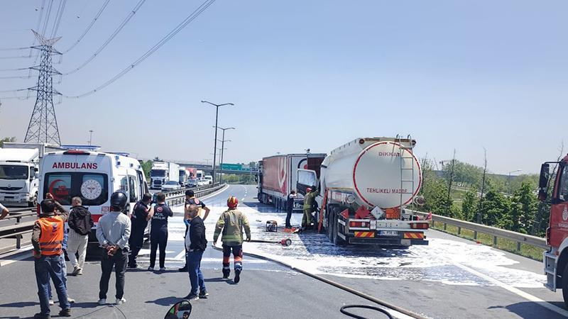 Esenyurt TEM Otoyolu'nda 3 aracın karıştığı kaza; metrelerce araç kuyruğu oluştu: 1 yaralı