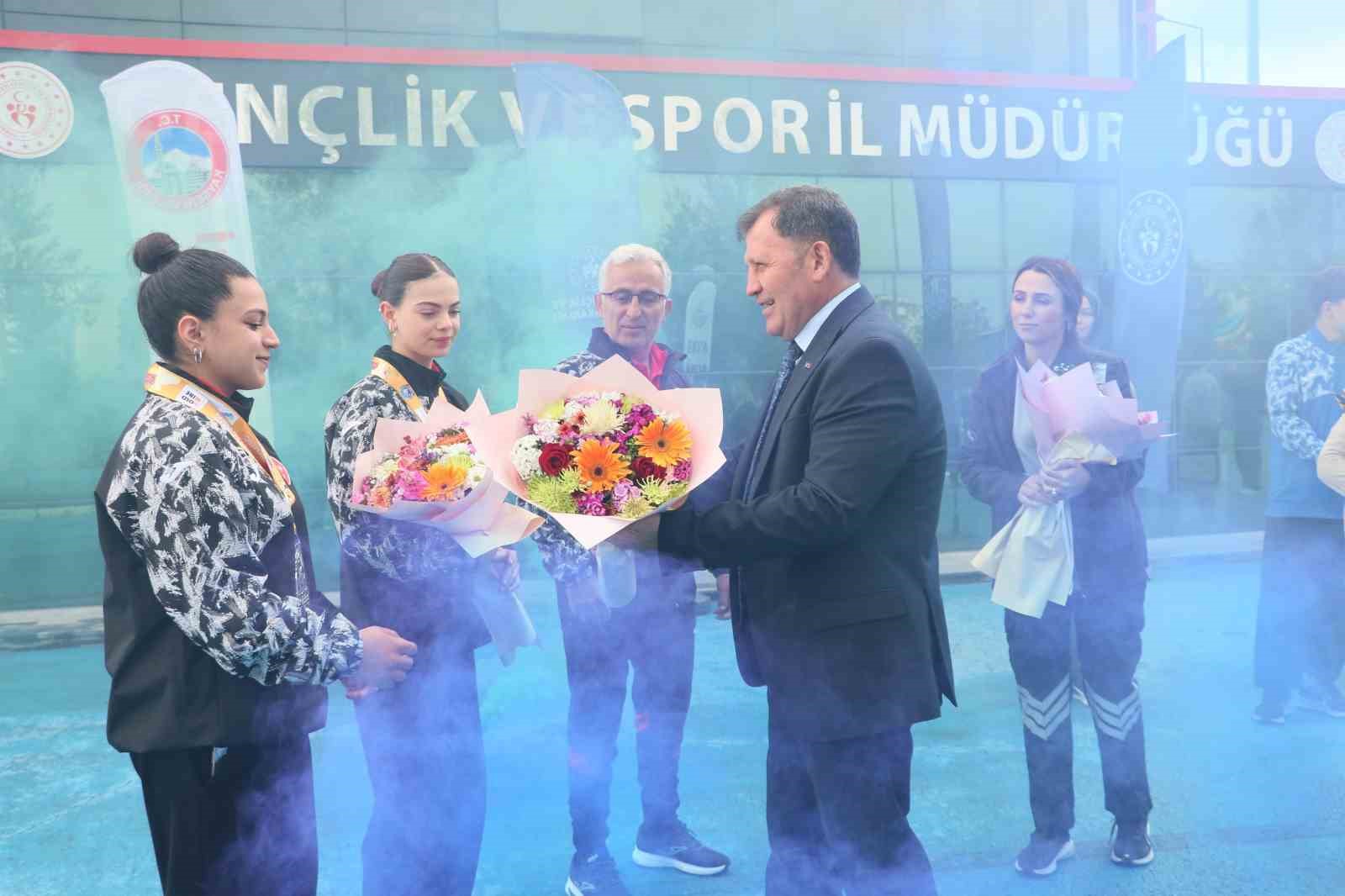 Avrupa Şampiyonu ve ikincisine coşkulu karşılama