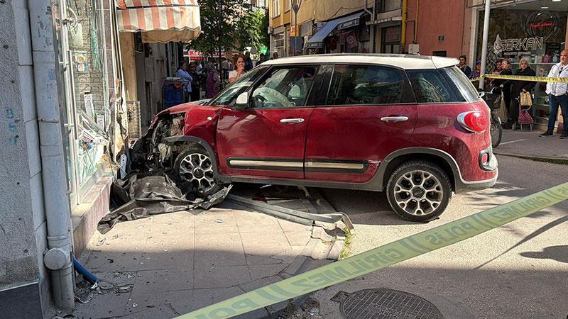 Kendisine çarpan otomobil ile duvar arasında sıkışan Gökçe öldü